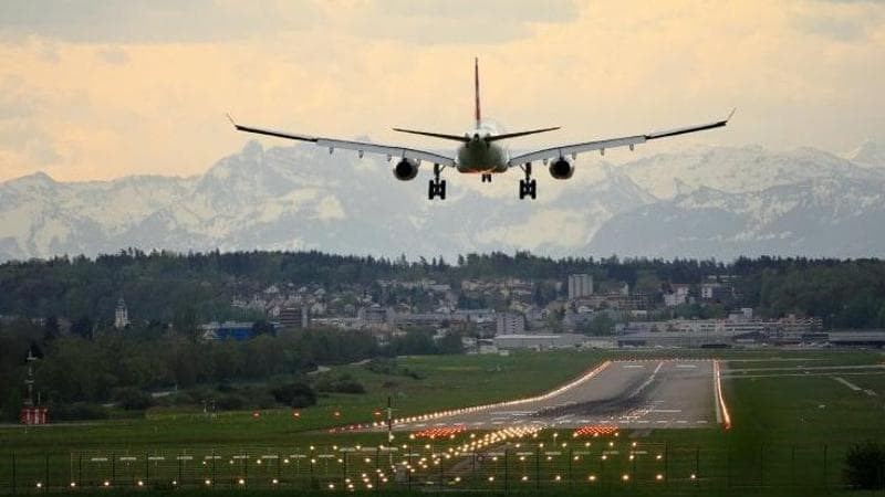 Biglietto in business, posto in economy: quali sono i diritti in aereo in caso di declassamento