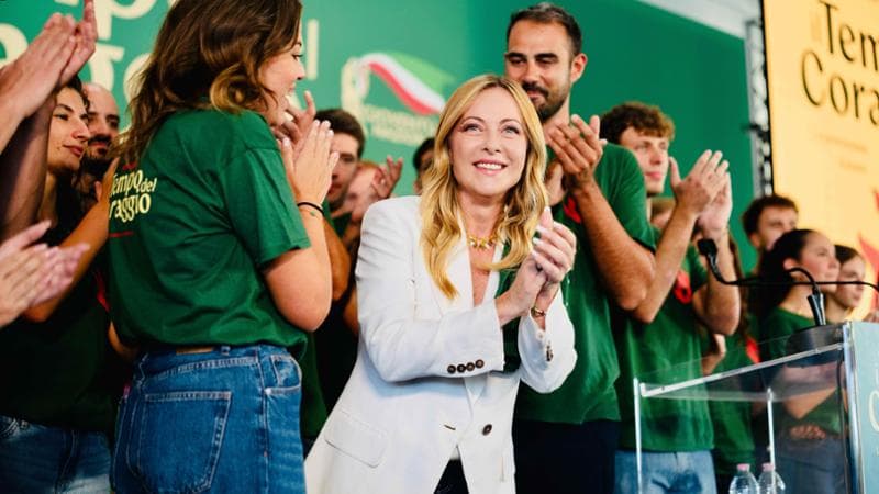Scuola, la stretta di Meloni: “Tetto a stranieri e no al velo”. L’ira dei presidi: inapplicabile