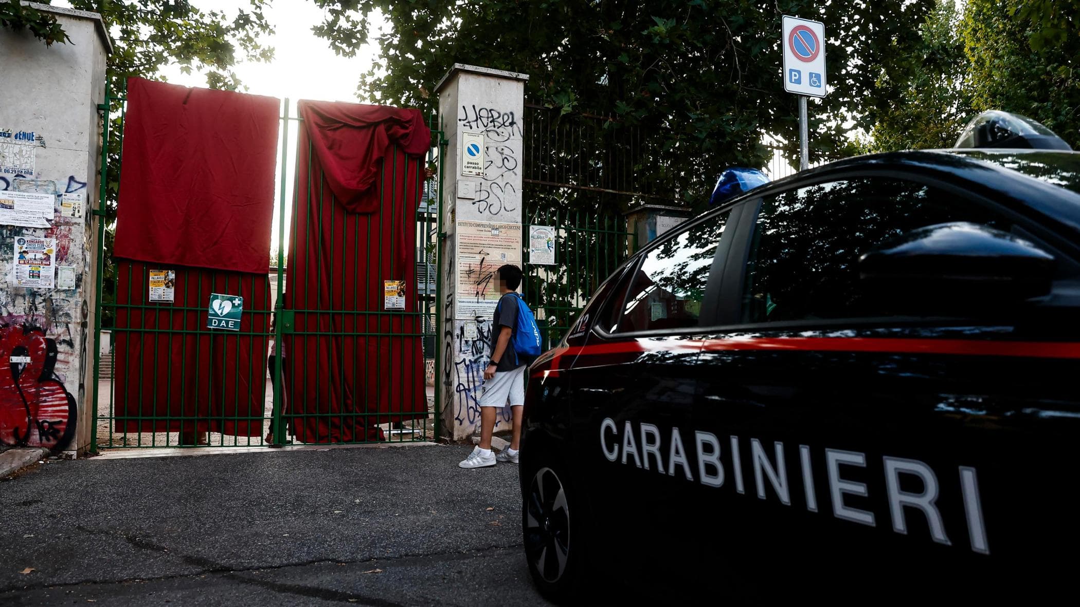 Prof accoltellata, il ritorno in aula degli alunni. Il ragazzo congolese accolto come un eroe