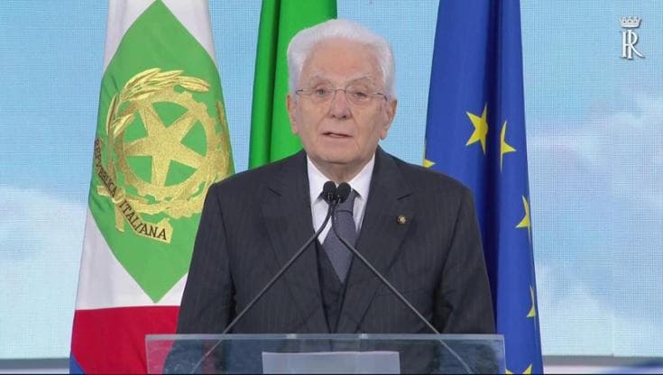 Violenze sugli insegnanti, Mattarella: "Troppi genitori tradiscono il loro compito educativo"