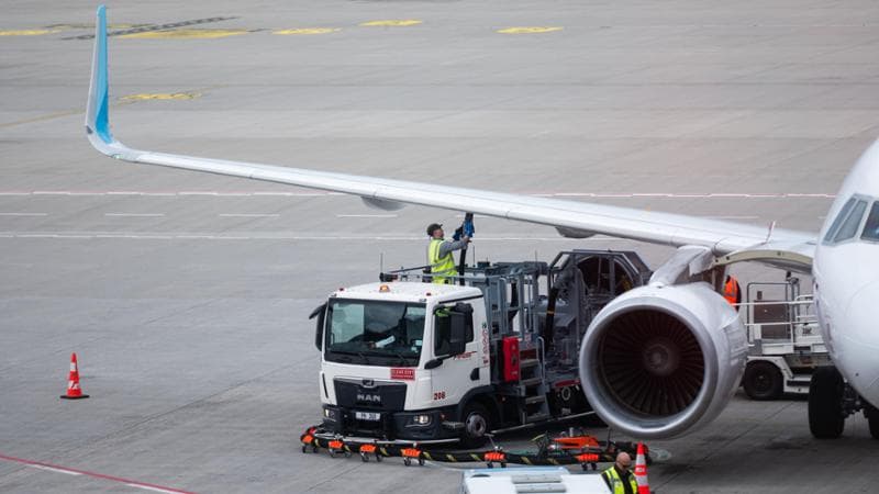 Aerei, mancano 510 mila barili al giorno. Ue: vertice d’urgenza. Ora si cerca carburante in Corea