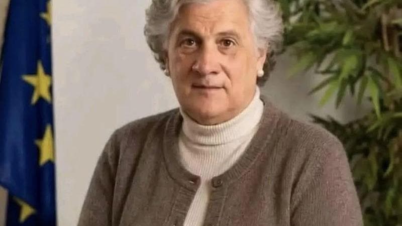 “Meglio donne con gonne lunghe”. Travolto da critiche e meme, Tajani chiede scusa: “Frainteso”