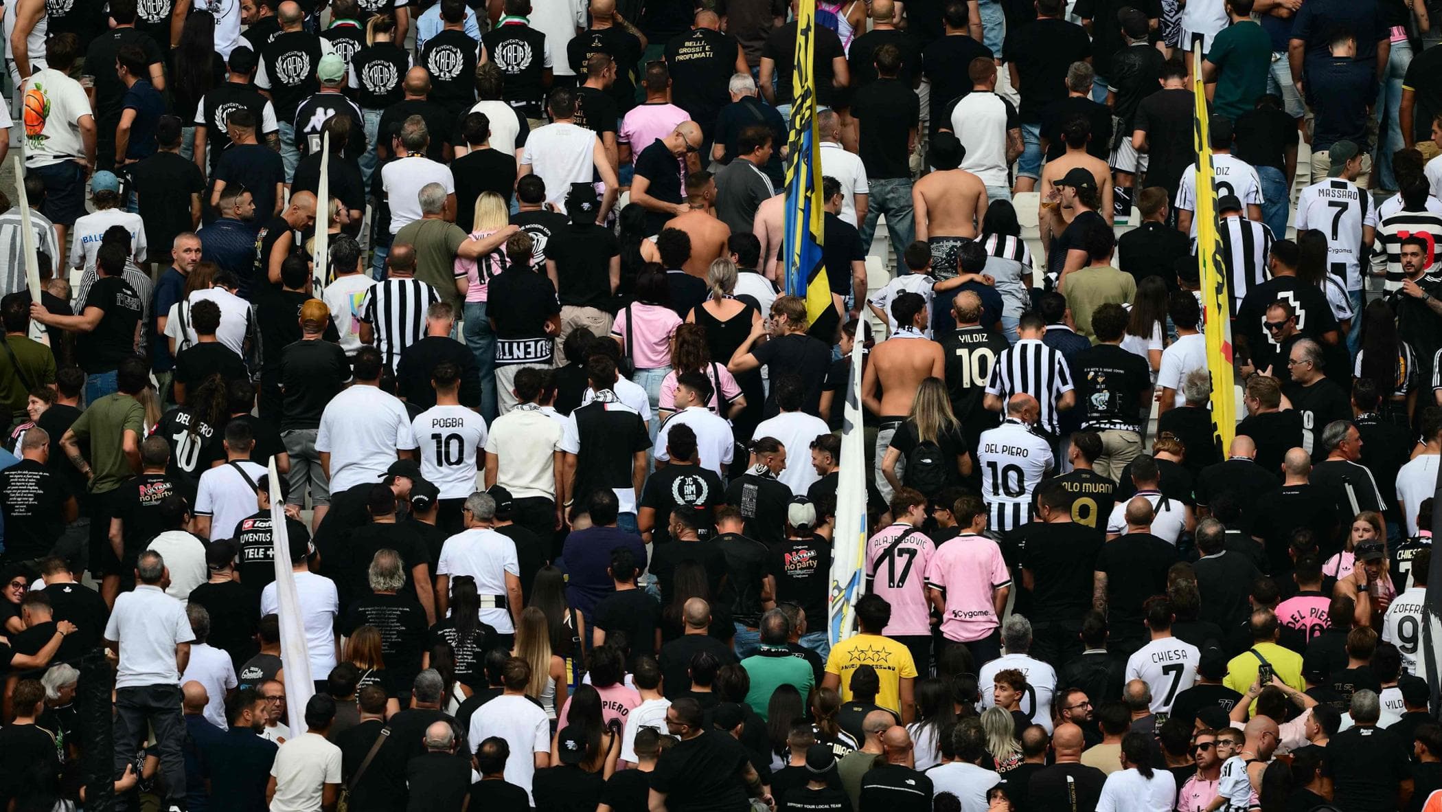 tifosi di spalle durante il minuto di silenzio per mazzola juve multata di 10 mila euro da Repubblica.it tifosi di spalle durante il minuto di silenzio per mazzola juve multata di 10 mila euro