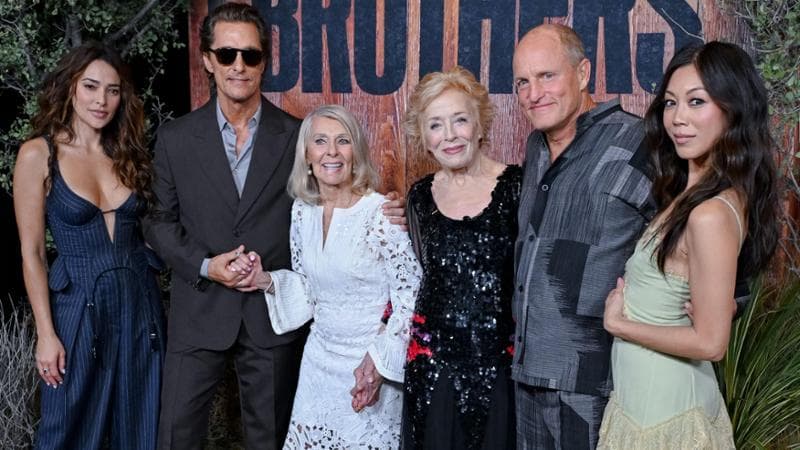 Natalie Martinez (Valentina McConaughey, la moglie di Matthew), Matthew McConaughey, Kay McConaughey (vera madre dell'attore), Holland Taylor (che interpreta sua madre nella serie), Woody Harrelson e Brittany Ishibashi (che interpreta la moglie di Harrelson) alla première della serie