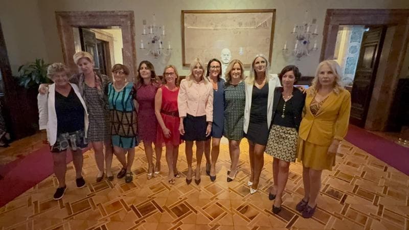 Senatrici in minigonna a palazzo Madama per protestare contro le parole di Tajani e Vannacci