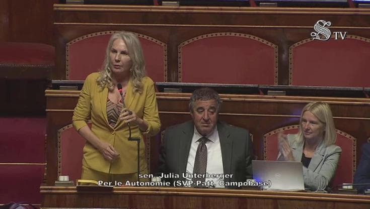 Gonne, la senatrice furente: "Stereotipi maschilisti e Tajani non se ne accorge, questa la gravità"
