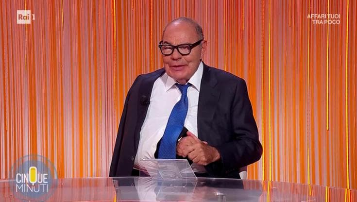 Vespa conduce 'Cinque Minuti' con braccio fasciato e occhio gonfio. Meloni: "Potevamo rinviare"