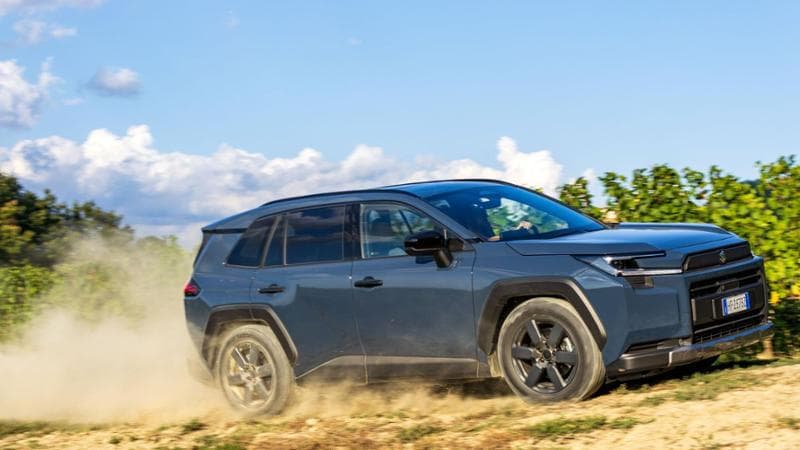 Suzuki Across plug-in, l’ammiraglia integrale a ruote alte ora fa più di 90 km in elettrico