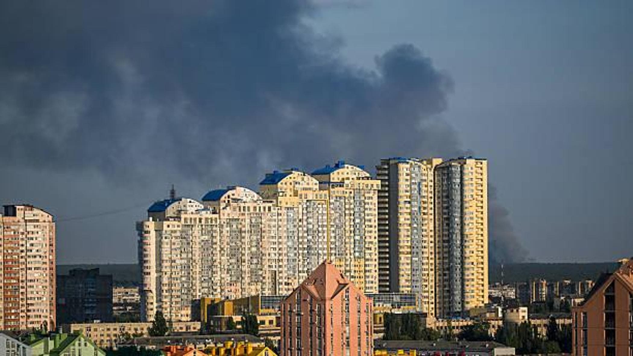 Guerra Ucraina - Russia, le news. Raid russo su Kiev, sospeso il servizio ferroviario della città