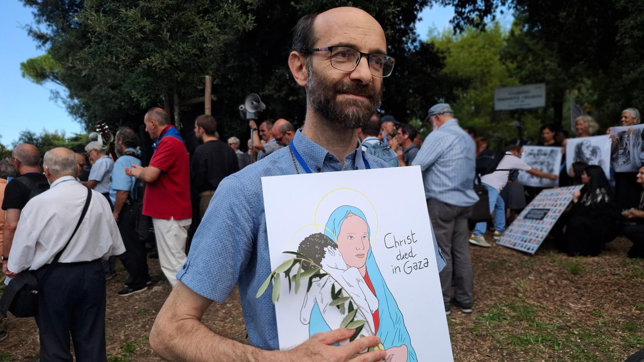 Ramoscelli d’ulivo e kefiah, i “preti contro il genocidio” in corteo intorno al Vaticano