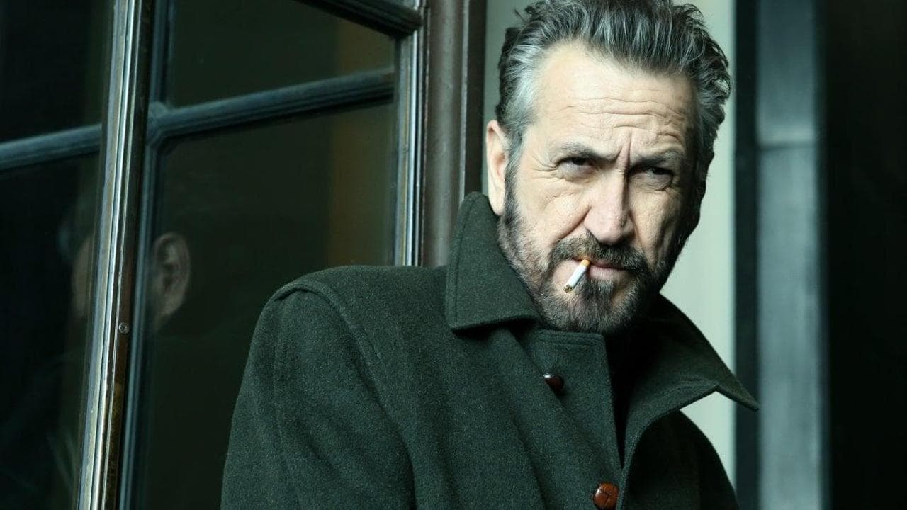 Autunno con Rocco Schiavone: Repubblica regala sei storie del vicequestore di Antonio Manzini . Tre uscite in due settimane: 28, 29 e 30 settembre e 5, 6 e  7 ottobre