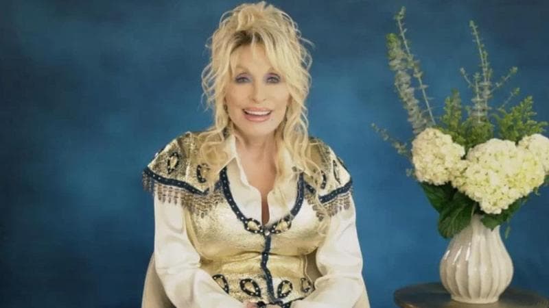 Dolly Parton, scoppia la faida sull'eredità. Il nipote accusato di minacce dal manager dell’artista