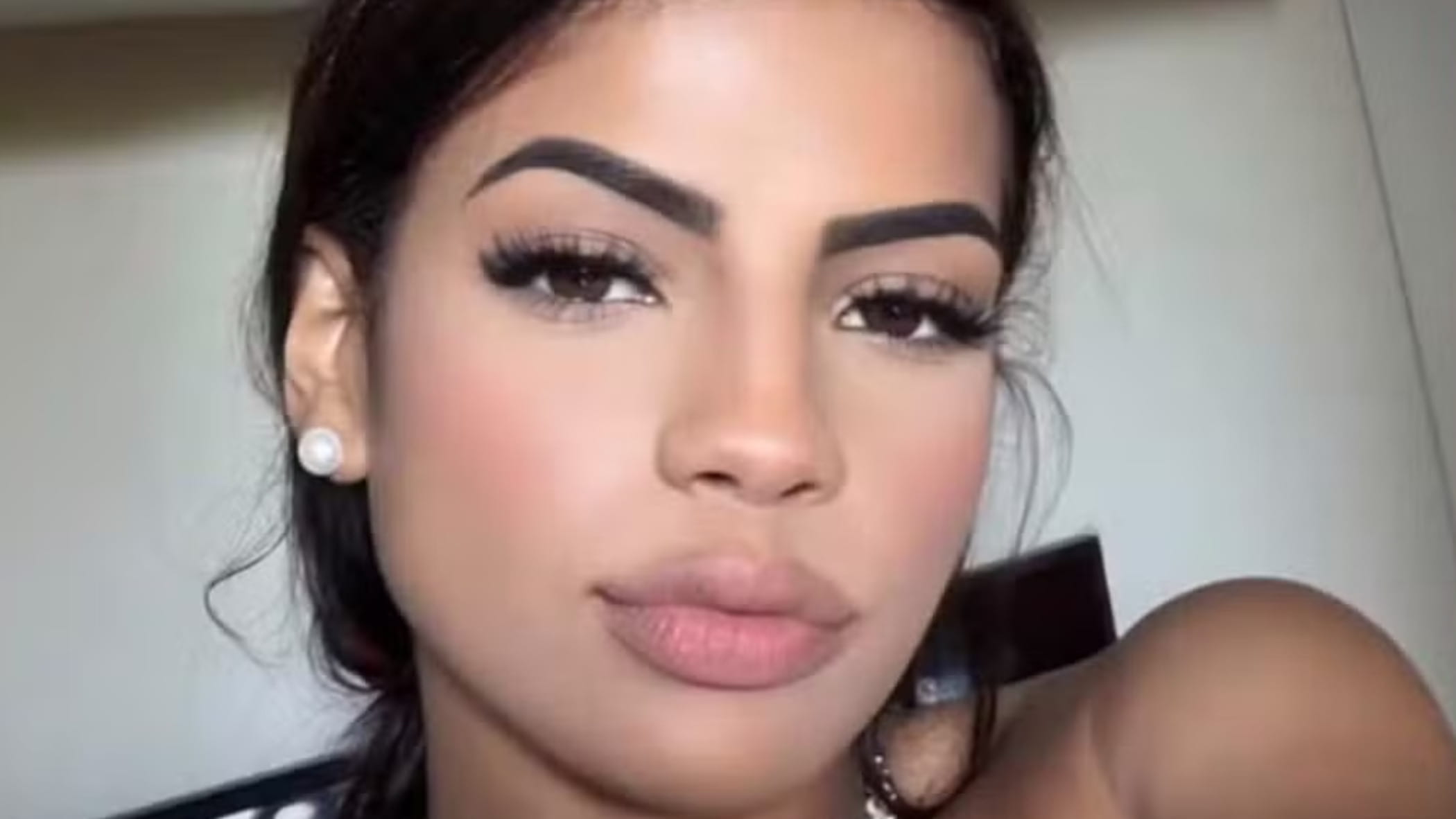 Nizza, modella di 25 anni uccisa dall’ex compagno: il corpo sfregiato trovato nel bagagliaio dell’auto