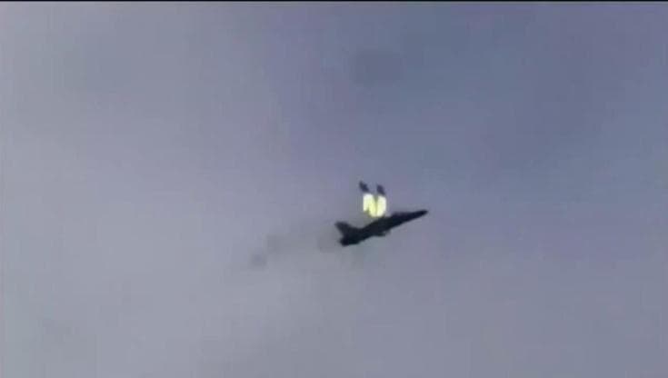 Galles, jet della Raf precipita: i piloti saltano col paracadute poco prima dell'esplosione a terra