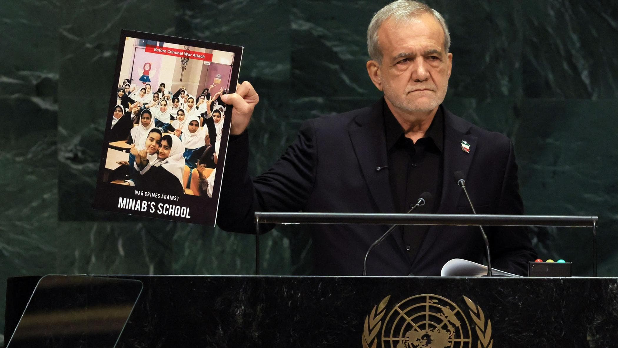 Pezeshkian alle Nazioni Unite mostra le foto dei bimbi uccisi: “L’Iran non cederà agli Usa”
