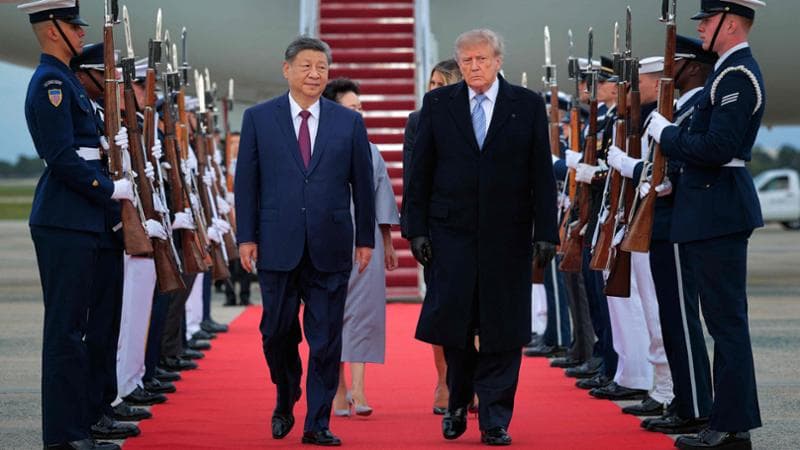 Per Xi accoglienza con tappeto rosso: Trump cerca sponde su Iran, IA e dazi