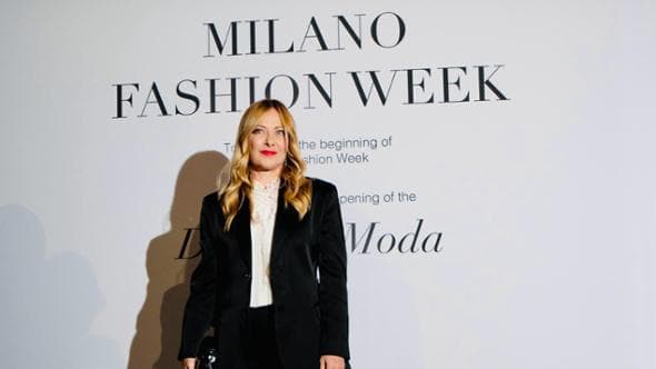 Meloni alla Milano fashion week e non all’Assemblea Onu: “Una figuraccia per l’Italia” | Il video La premier alla cena di gala
