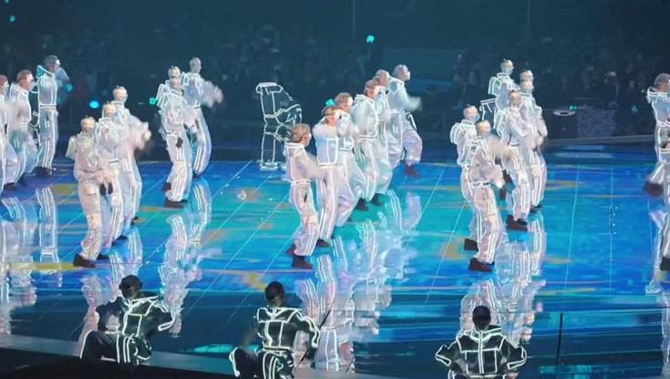I robot ballano con gli umani in una cerimonia a Shanghai: la coreografia incanta la platea