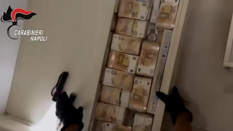 Napoli, milioni di euro nascosti nei muri: i carabinieri li recuperano a martellate