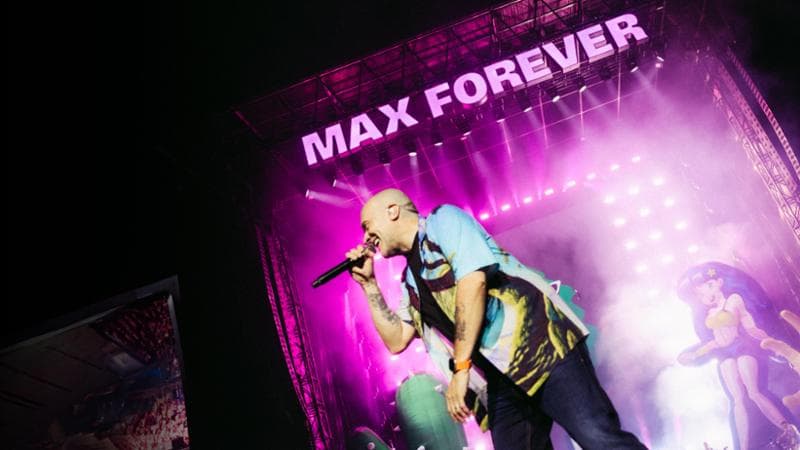 Max Pezzali torna in tour nei palasport con lo show Max Forever. Stessa storia stesso posto stesso bar. Double Trouble Club