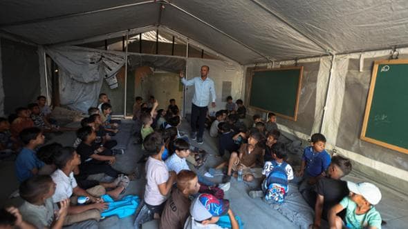 Ali, Yusuf e i bimbi di Gaza a scuola nelle tende e senza libri: “Dividiamo anche le cartelle”