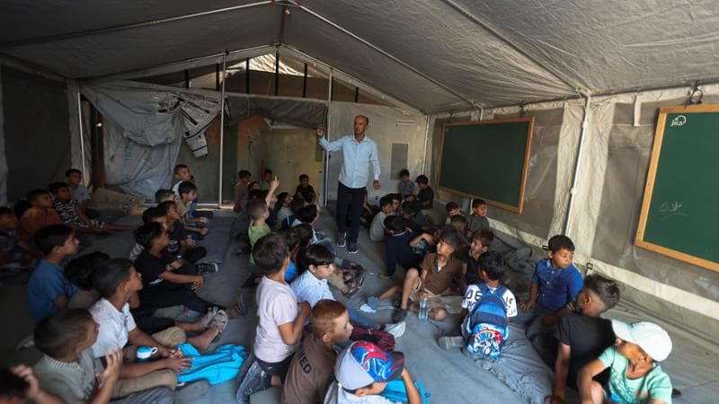 Ali, Yusuf e i bimbi di Gaza a scuola nelle tende e senza libri: “Dividiamo anche le cartelle”