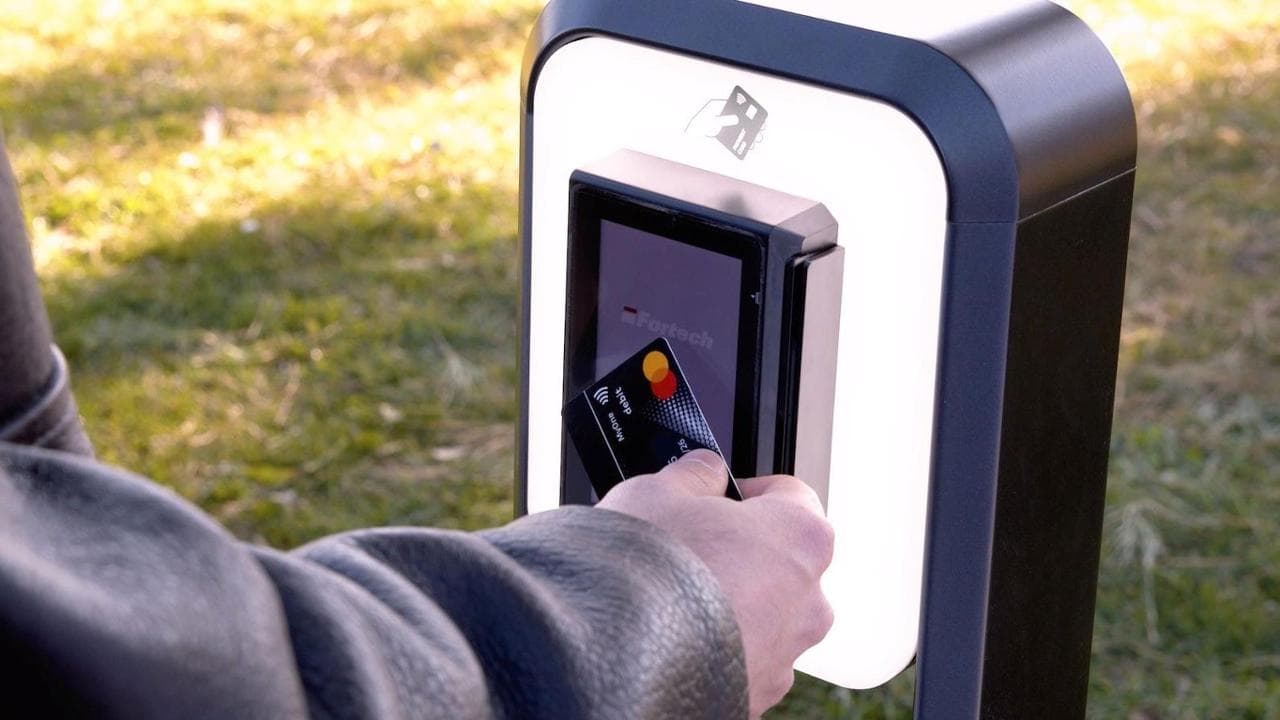 Auto elettrica, rivoluzione ricarica: basta app, dal 2027 si fa con la carta di credito
