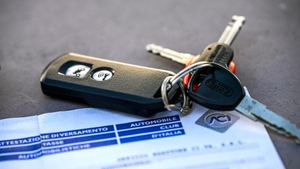Bollo auto, la proposta di FdI: esenzione sulle macchine familiari per chi ha più di tre figli