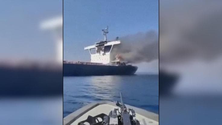 Iran, cargo indiano colpito nello Stretto di Hormuz: le immagini della nave dopo l'attacco