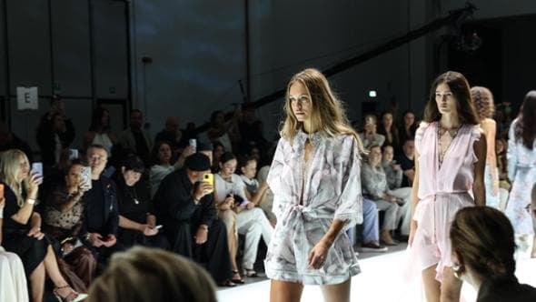 Laila Hasanovic, la fidanzata del campione sfila alla Milano Fashion Week