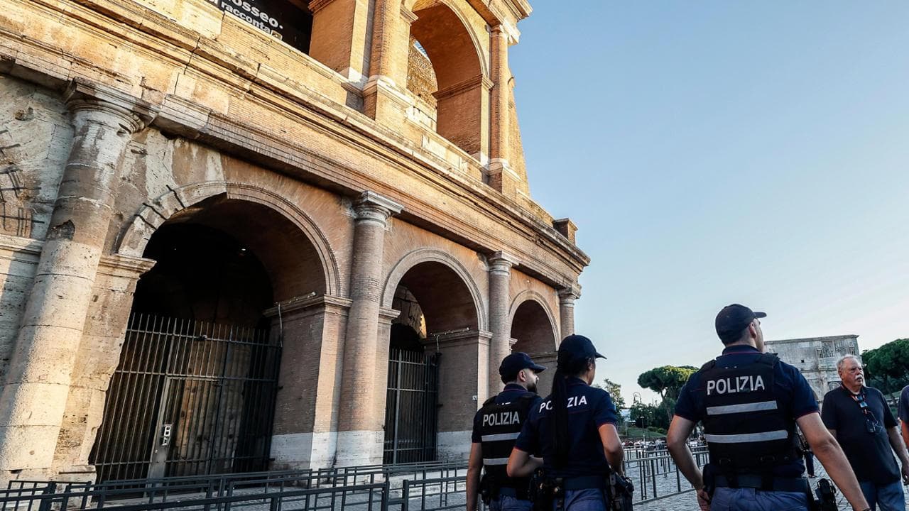 La corda incastrata, i soccorsi chiamati dal cognato: cos'è accaduto all'operaio precipitato al Colosseo | Il sito chiuso anche domani