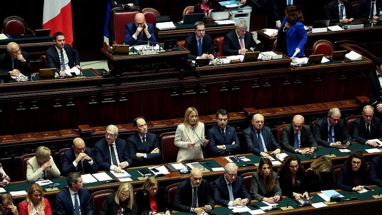 Giù la fiducia nel governo: il 66% lo boccia. Centrosinistra, solo uno su quattro vuole le primarie: Schlein avanti