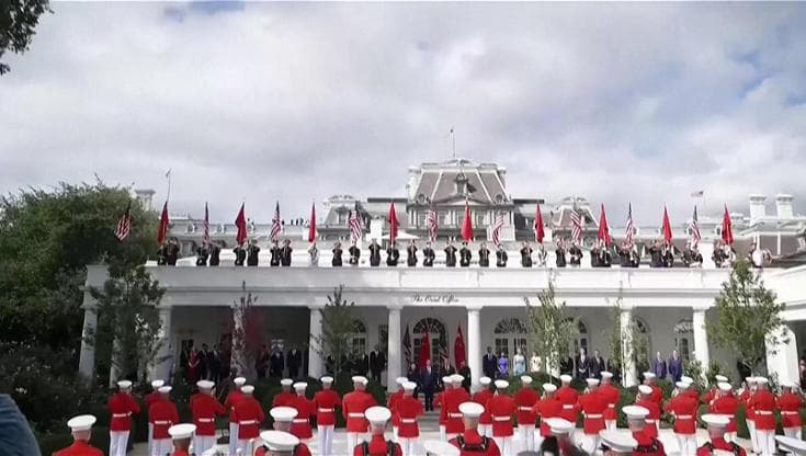 Trump accoglie Xi Jinping con uno show militare nel Giardino delle Rose alla Casa Bianca