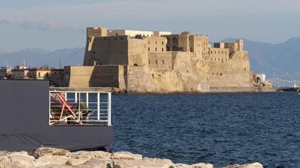 Sdraio sulla scogliera, gadget e turisti: così Napoli vive l'America's Cup