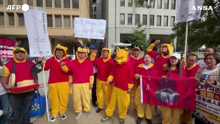 Xi alla Casa Bianca, protesta contro il leader cinese durante la visita di Stato a Washington