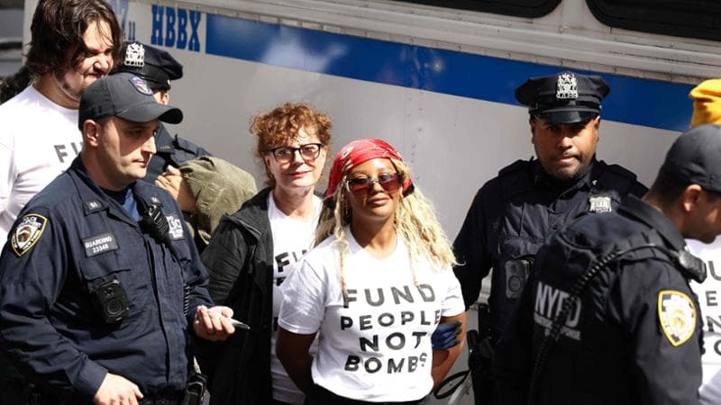 In centinaia protestano contro Netanyahu all’Onu: “Basta armi a Israele”. Arrestata Susan Sarandon