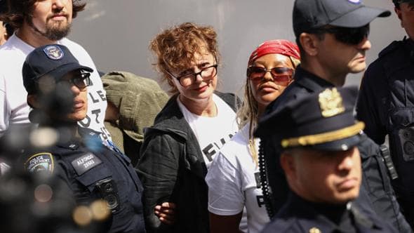 Susan Sarandon arrestata fuori dal palazzo: protestava con centinaia di manifestanti pro Pal | Video