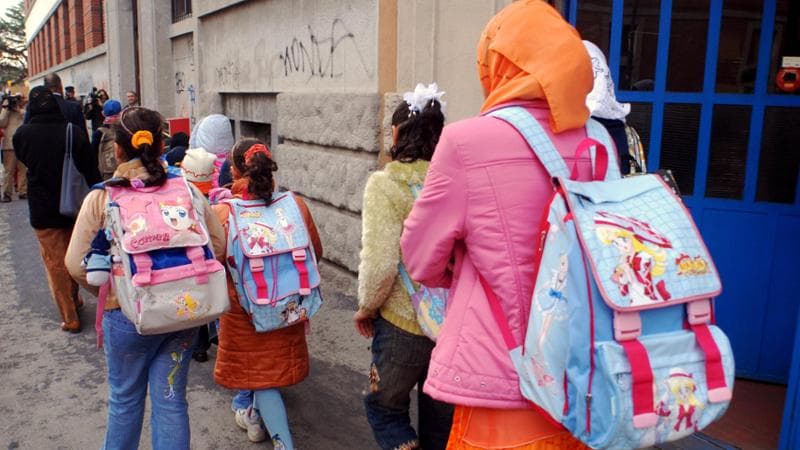 Decreto scuola, il 30% di stranieri nelle prime e sanzioni per il burqa. Cosa cambia in classe