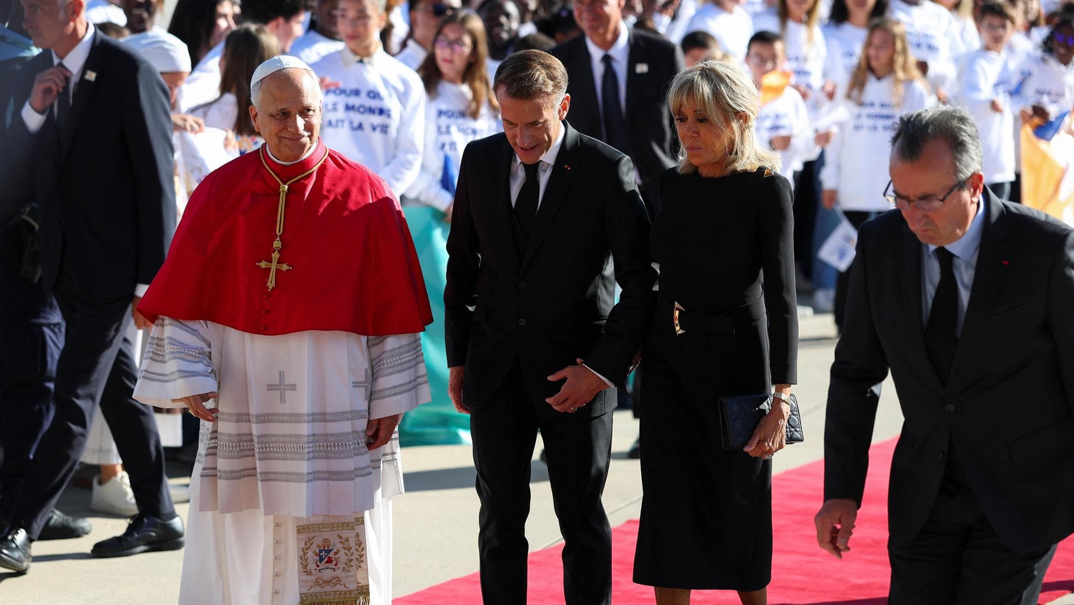 Papa Leone XIV in Francia | Macron e Brigitte accolgono il pontefice