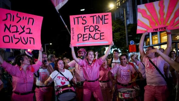 Quelli che in Israele chiedono ancora la pace. Ma sono pochi e sotto attacco