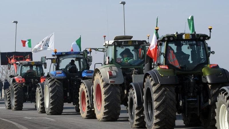 Una protesta degli agricoltori sull'Aurelia