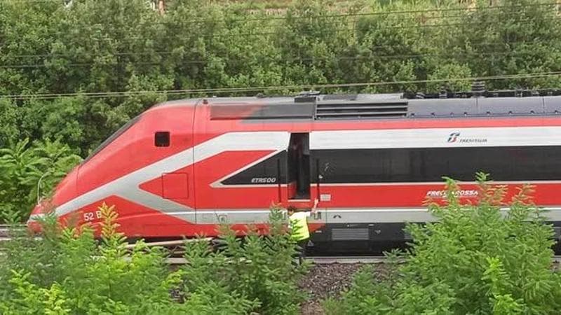 Treni in tilt: traliccio cade sui binari in Calabria, Frecciarossa lo investe. Linea bloccata, ritardi di ore