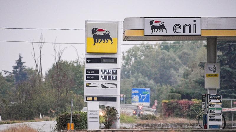 Accise, si dimezza lo sconto. Eni si muove sui carburanti, tetto ai prezzi per un mese