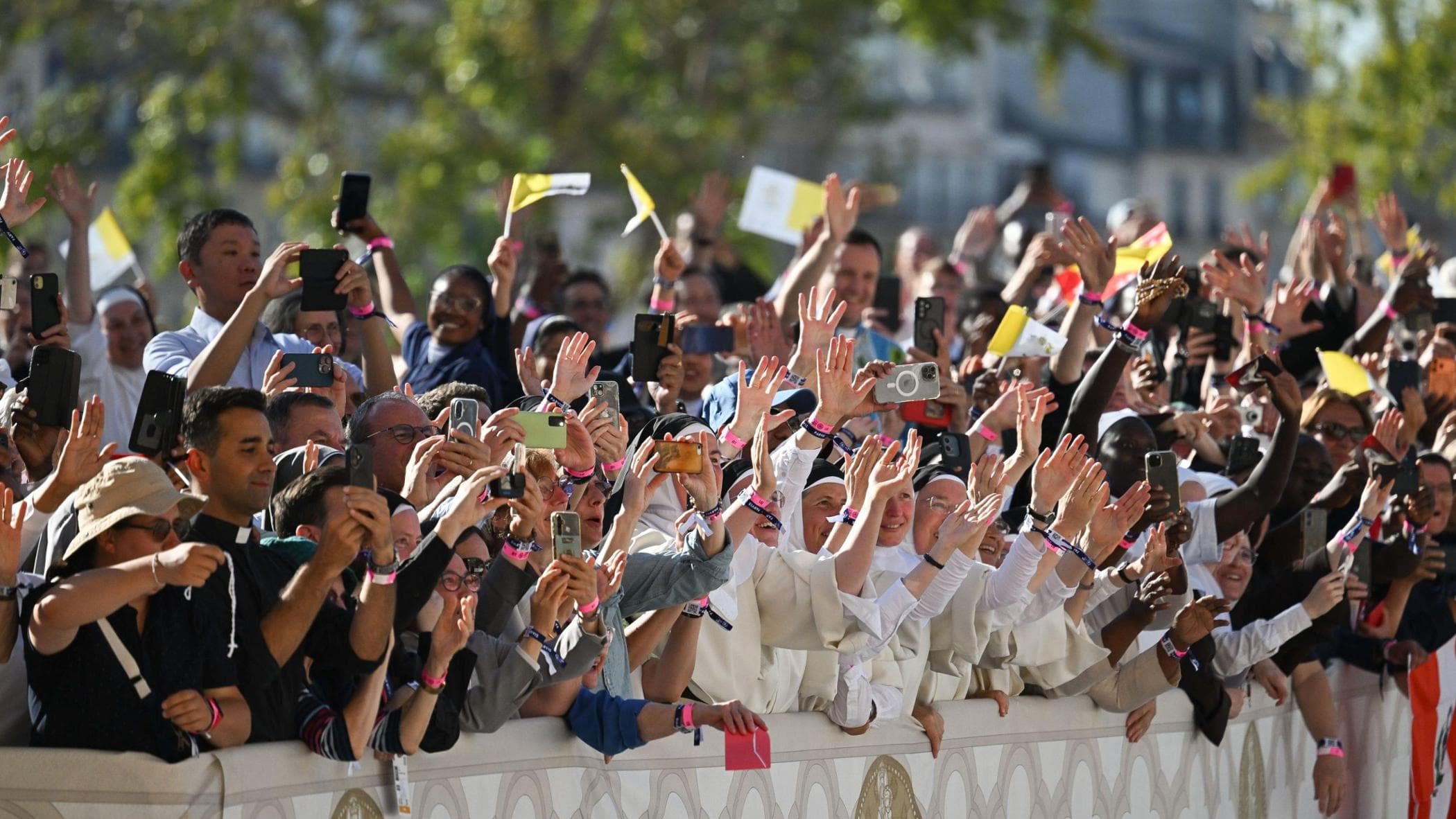 Battesimi e influencer-missionari, la Francia riscopre il cattolicesimo