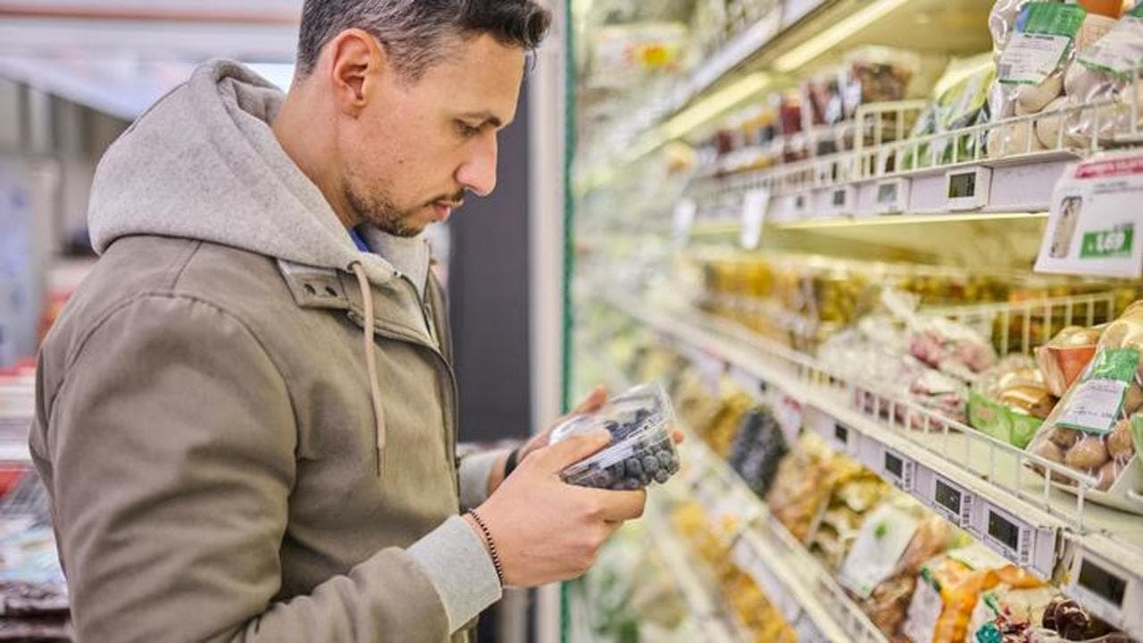 L’inflazione si è mangiata un pezzo dei salari, potere d’acquisto giù del 10%. Ma Meloni parla d'altro