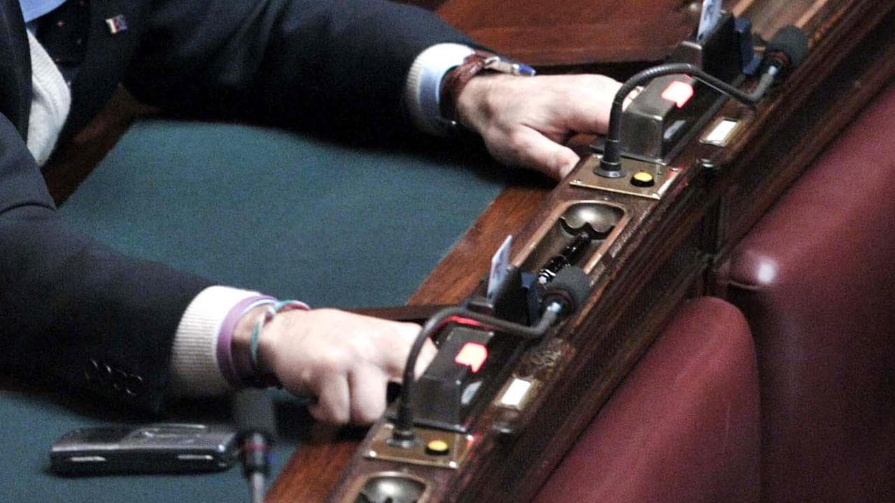 Incubo franchi tiratori sulla legge elettorale. E FdI obbliga i deputati a votare con un dito solo