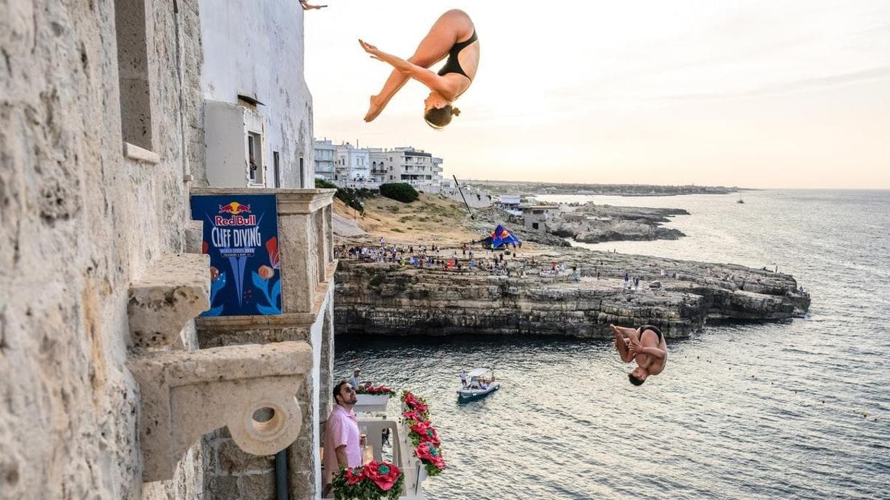 Nel borgo dei balconi-trampolino: “Che show i tuffi dalle nostre case”