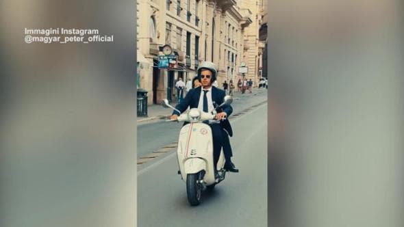 Roma, la dolce vita del premier ungherese Magyar: giri in vespa e danze notturne a Trastevere
