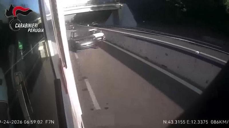 Perugia, a 15 anni ruba un'auto, ne sperona un'altra e aggredisce i carabinieri