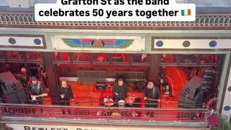 50 anni di U2: Bono canta a sorpresa "One" in coro con il pubblico in un caffè di Dublino